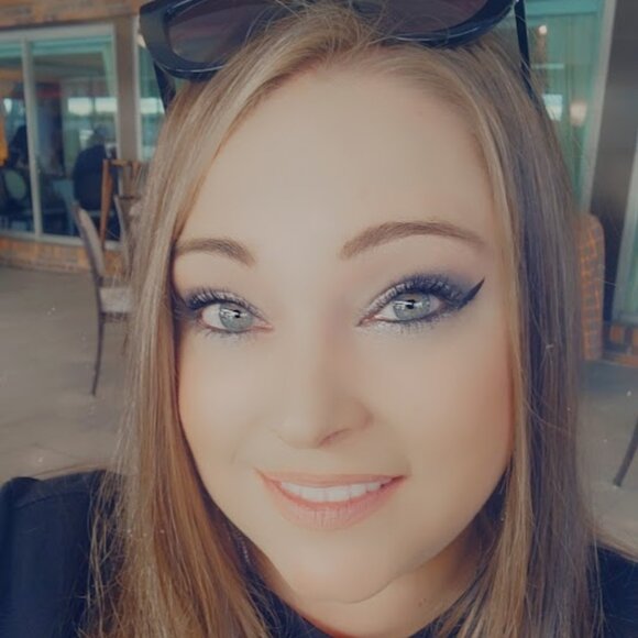 Meet your Posher, Kayla - Picture 2 of 9